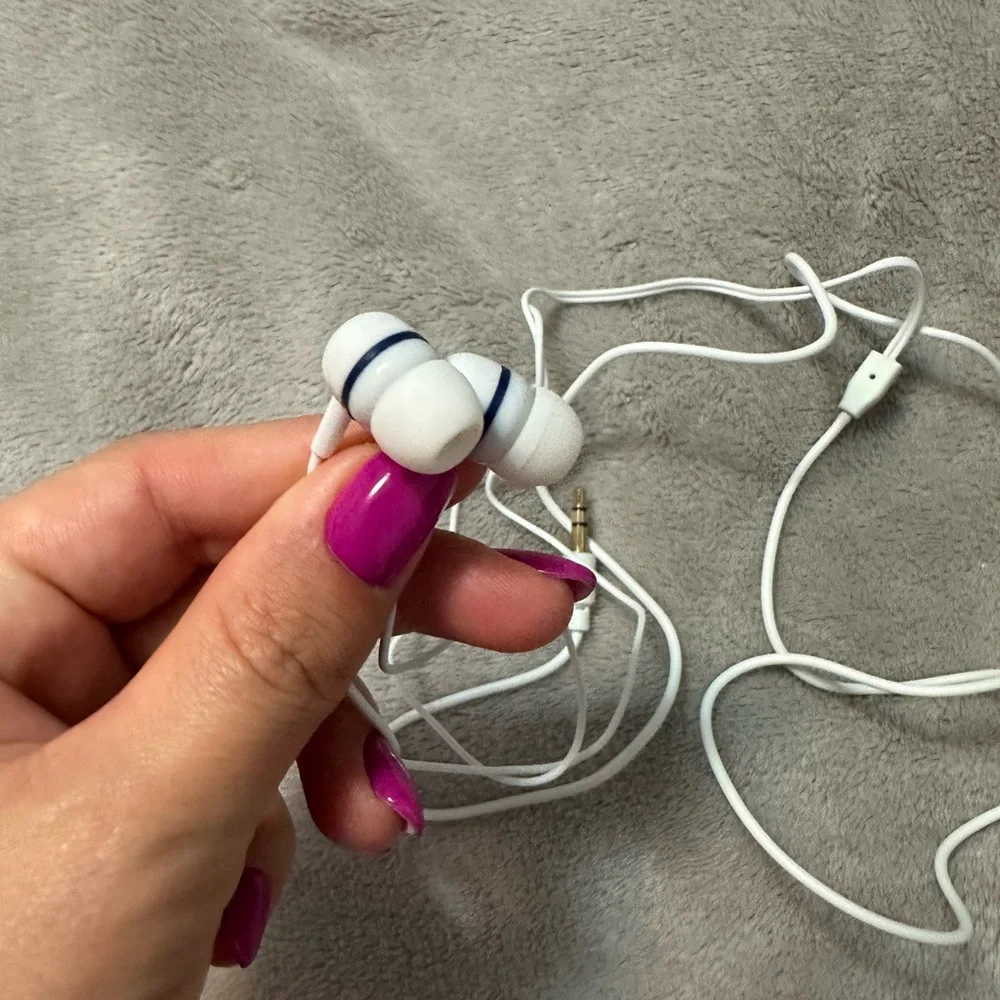 Samsung headphones new Never used